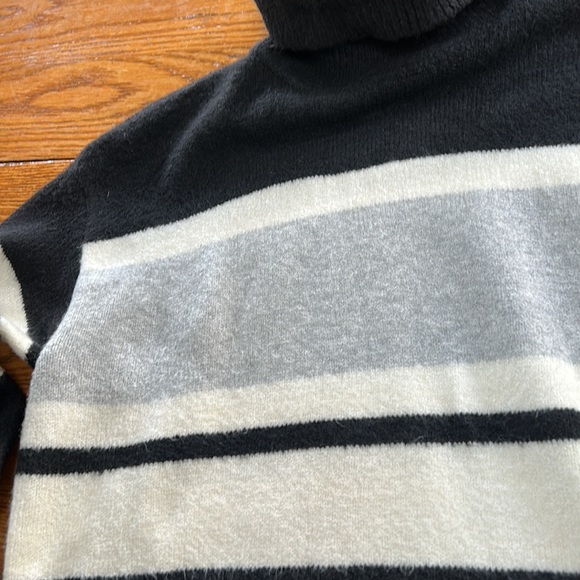 Talbots black/gray/winter white turtleneck sweater.  Size Large. Hi-lo hemline. - Picture 3 of 12